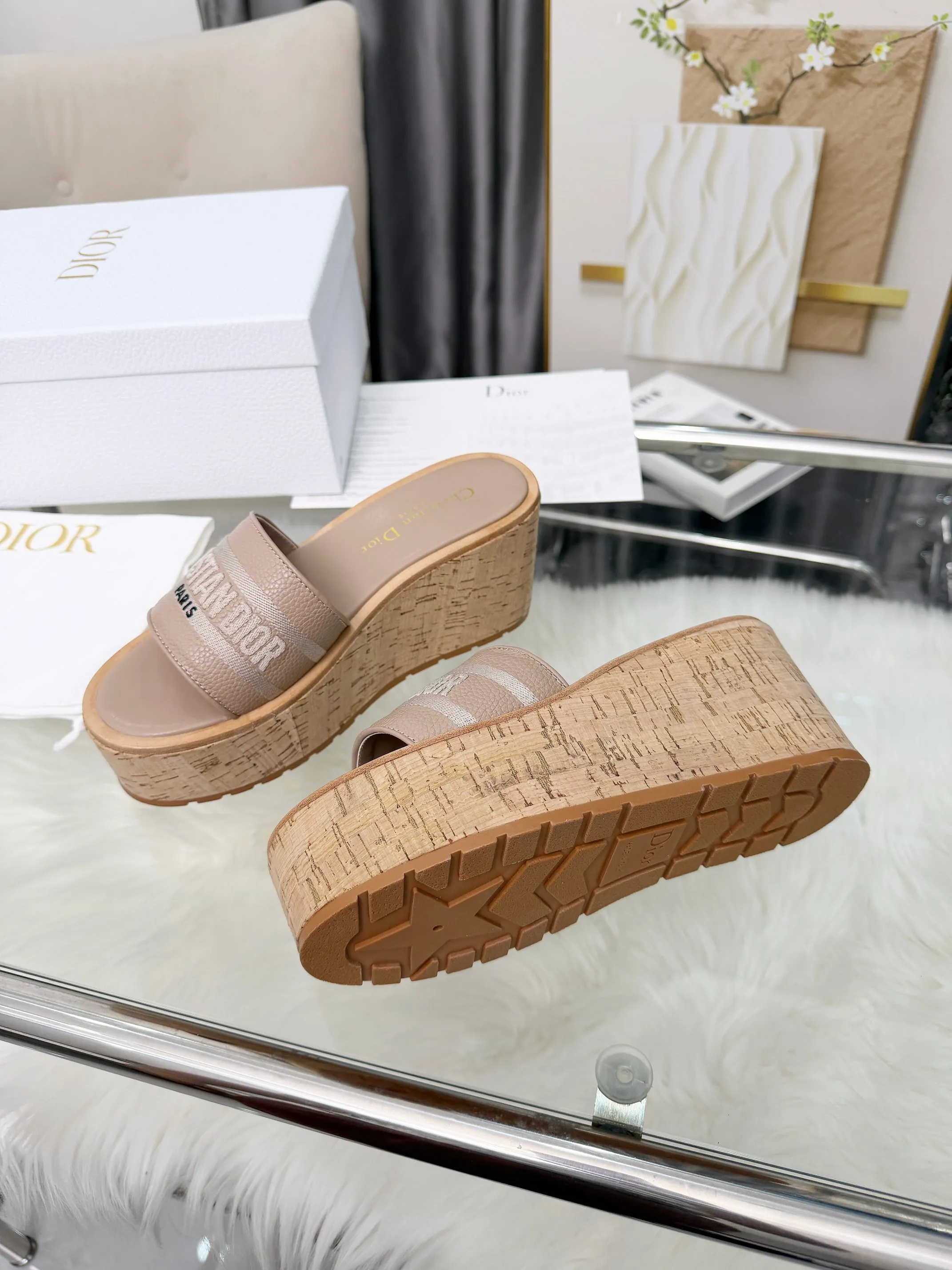 👟👟Ex-factory price 440👟👟 Dior Dior〰️Dway thick-soled wedge sandals✔️This thick-soled sandal is fashionable, casual and highly recognizable. The inspiration is cleverly combined by D's main designer into the perfect shoe shape. Paired with brand buckles, it is even more fashionable! Original version, perfect and exquisite workmanship!  Upper: pebbled leather + electric show code number; 35-39 (40-41 customized)